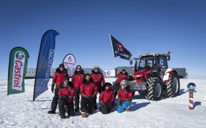 有感情的庆祝活动为Antarctica2科考队员2014年12月，当他们到达南极与他们的MF 5610拖拉机上9。