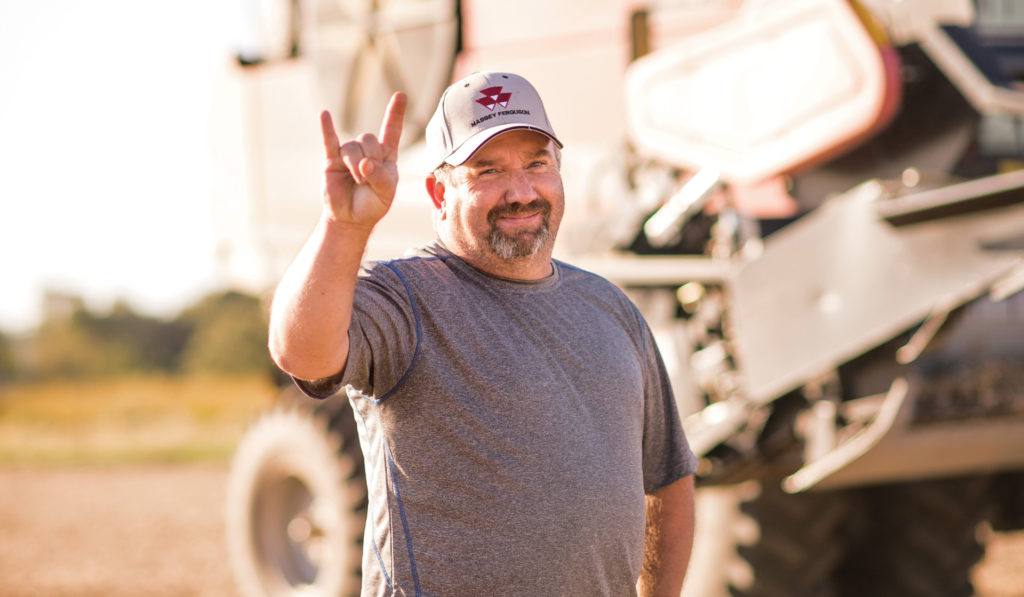 戴夫·林恩，来自伊利诺伊州的一个农民站在高科技拖拉机的前面。