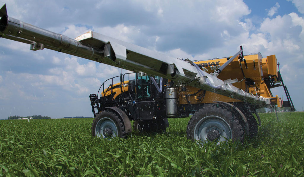 一个AGCO ROGATOR与的AirMax 180气动吊具适用干肥料于玉米田。