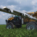 带有AirMax 180气动撒布机的AGCO落料机在玉米地上施干肥。