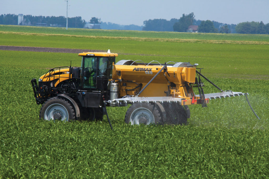 AirMax 180气动撒肥机，为农作物施用指定肥料。