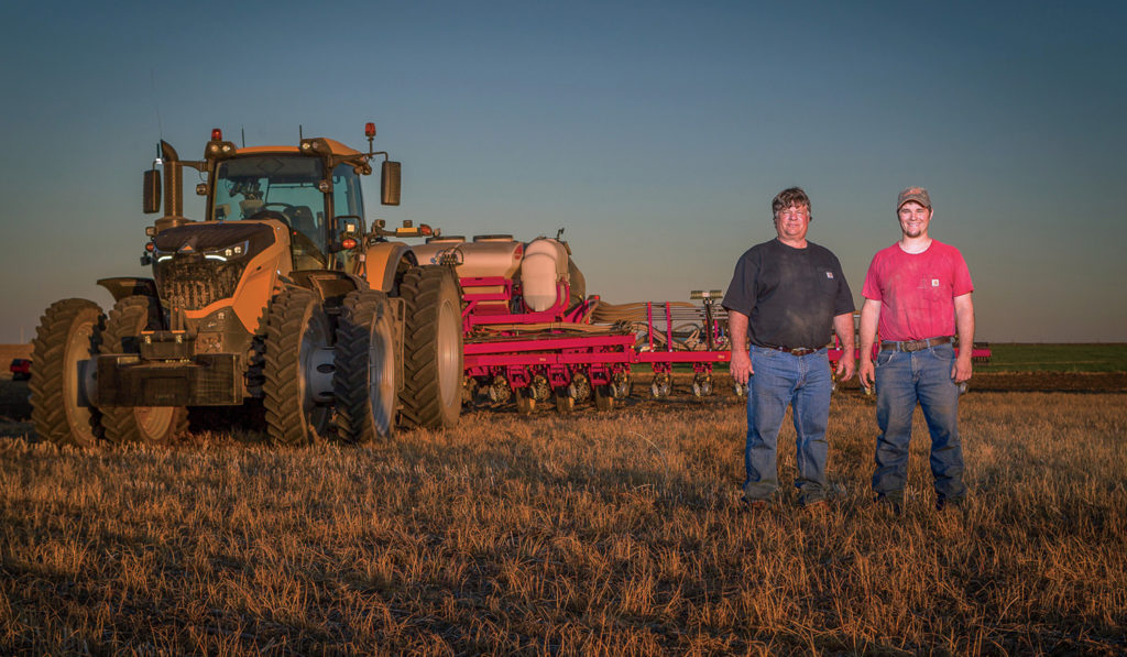 罗宾·奥尔森和他的儿子约瑟夫，带着他们的新挑战者1042拖拉机。亚博在线手机端