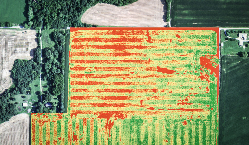 显示NDVI多光谱数据的农场航拍照片。