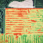 显示NDVI多光谱数据的农场的空中照片。