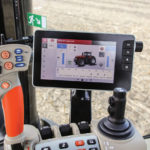 Massey Ferguson 8700系列拖拉机上可以使用新的数据控制中心显示器。